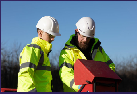 2 men doing a drain unblockage